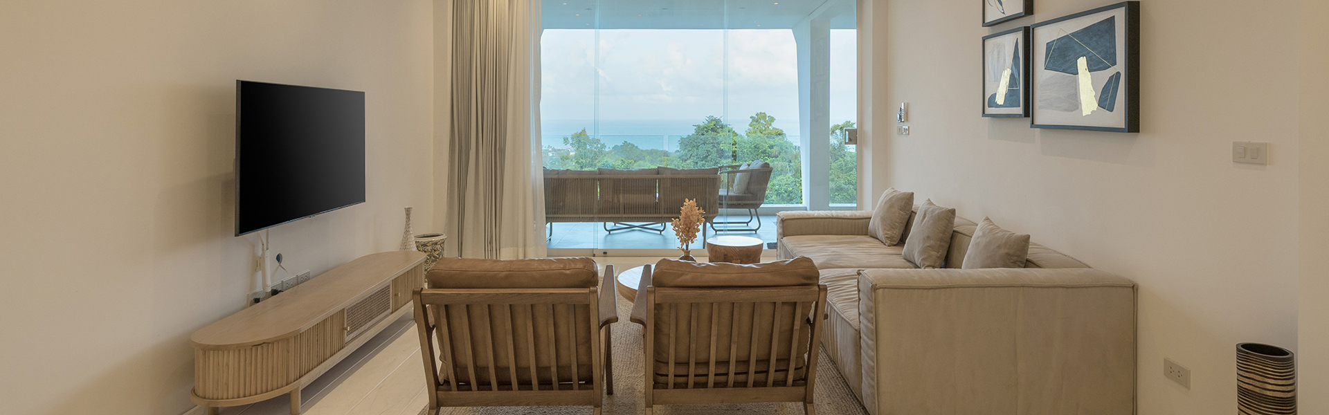 Veyla - Sea Villa - Relaxing pool view from the living area